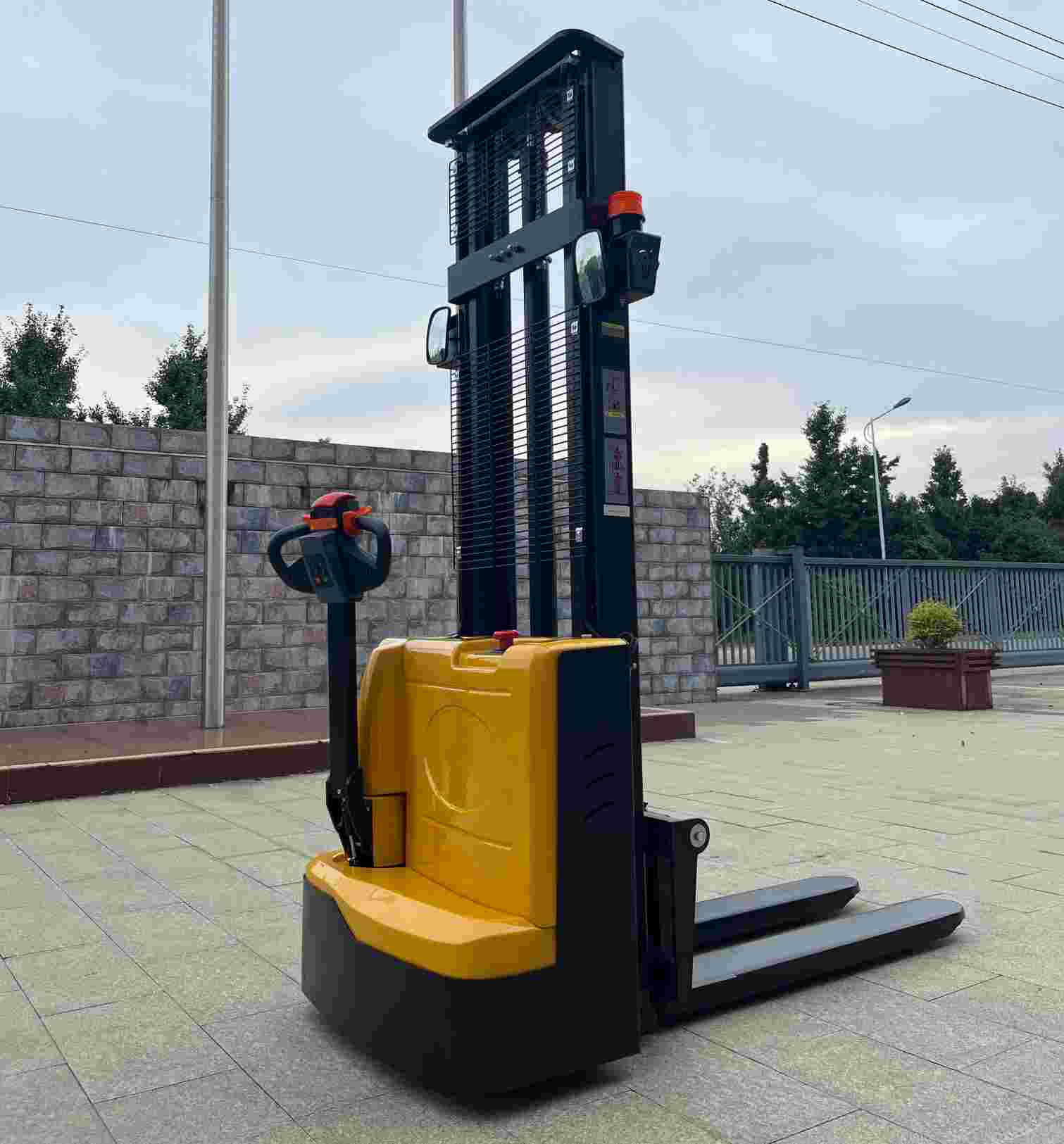 1.5 Ton Electric Pallet Stacker with 1600-3000mm Lifting Height